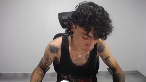 Snapshot of present_the_magic chatting on 02/26/25, 02:15 Plux online show from 02/26/25, 02:15