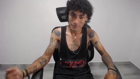 Snapshot of present_the_magic chatting on 02/26/25, 05:20 Plux online show from 02/26/25, 05:20