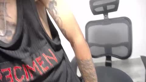 Snapshot of present_the_magic chatting on 02/27/25, 05:34 Plux online show from 02/27/25, 05:34