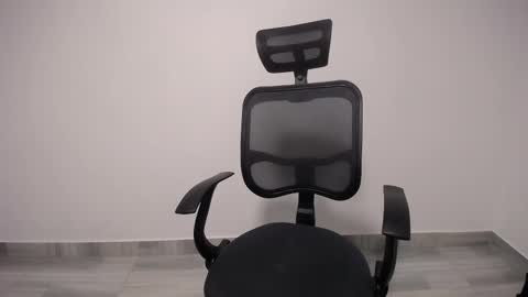 Snapshot of present_the_magic chatting on 02/27/25, 11:37 Plux online show from 02/27/25, 11:37