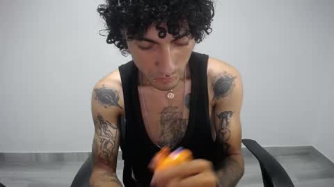 Snapshot of present_the_magic chatting on 03/04/25, 07:19 Plux online show from 03/04/25, 07:19