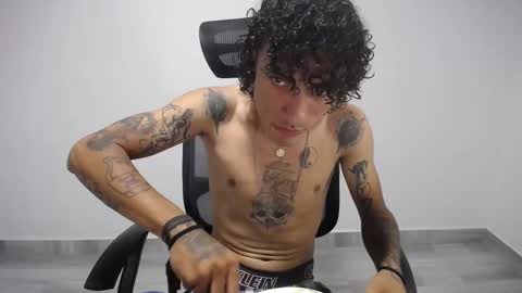 Snapshot of present_the_magic chatting on 03/05/25, 03:08 Plux online show from 03/05/25, 03:08