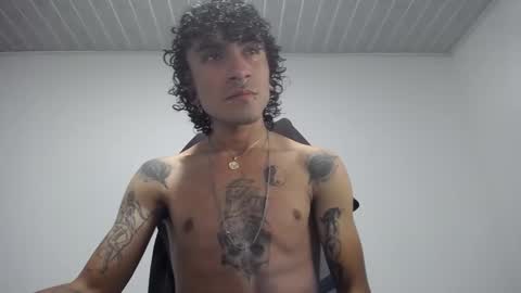 Snapshot of present_the_magic chatting on 03/06/25, 07:25 Plux online show from 03/06/25, 07:25