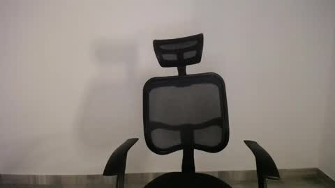 Snapshot of present_the_magic chatting on 03/10/25, 05:33 Plux online show from 03/10/25, 05:33