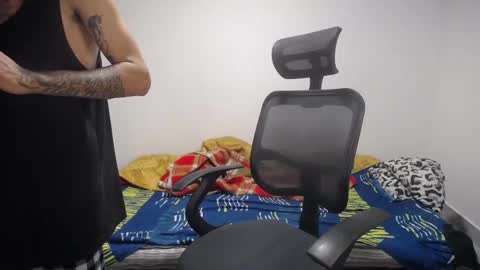 Snapshot of present_the_magic chatting on 09/10/25, 10:32 Plux online show from 09/10/25, 10:32