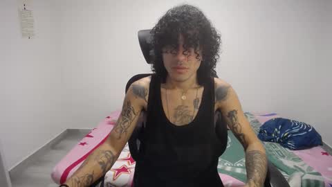 Snapshot of present_the_magic chatting on 09/17/25, 07:04 Plux online show from 09/17/25, 07:04