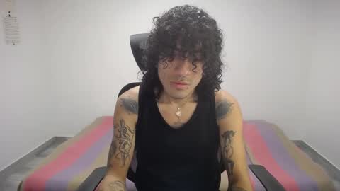 Snapshot of present_the_magic chatting on 09/18/25, 04:53 Plux online show from 09/18/25, 04:53