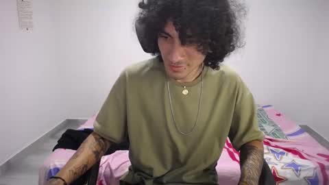 Snapshot of present_the_magic chatting on 09/25/25, 06:28 Plux online show from 09/25/25, 06:28