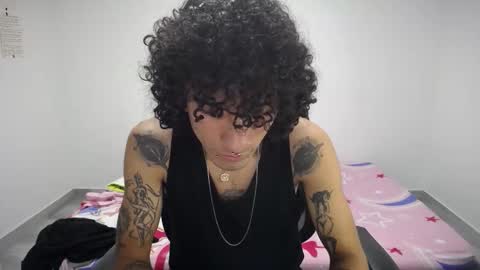 Snapshot of present_the_magic chatting on 10/01/25, 04:51 Plux online show from 10/01/25, 04:51