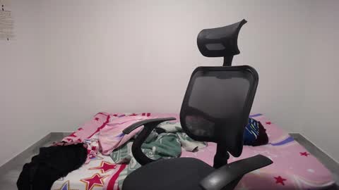 Snapshot of present_the_magic chatting on 10/07/25, 02:09 Plux online show from 10/07/25, 02:09