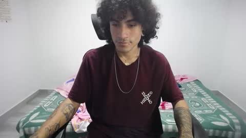 Snapshot of present_the_magic chatting on 10/08/25, 09:40 Plux online show from 10/08/25, 09:40