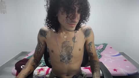 Snapshot of present_the_magic chatting on 10/09/25, 06:44 Plux online show from 10/09/25, 06:44