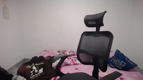 Snapshot of present_the_magic chatting on 10/11/25, 05:17 Plux online show from 10/11/25, 05:17