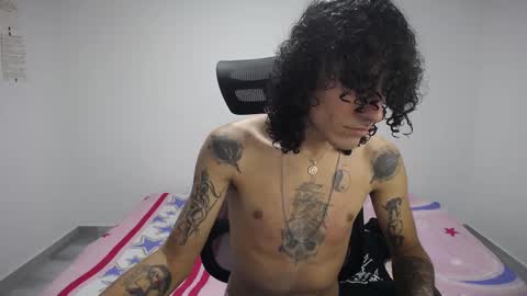 Snapshot of present_the_magic chatting on 10/13/25, 06:08 Plux online show from 10/13/25, 06:08