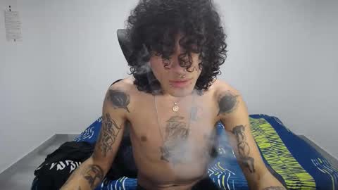 Snapshot of present_the_magic chatting on 10/16/25, 07:04 Plux online show from 10/16/25, 07:04