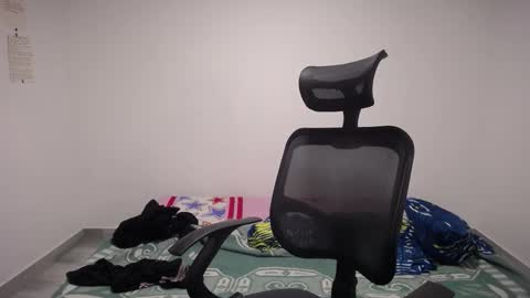 Snapshot of present_the_magic chatting on 10/17/25, 12:19 Plux online show from 10/17/25, 12:19