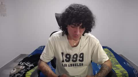 Snapshot of present_the_magic chatting on 10/19/25, 04:40 Plux online show from 10/19/25, 04:40