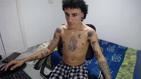 Snapshot of present_the_magic chatting on 10/25/25, 06:35 Plux online show from 10/25/25, 06:35