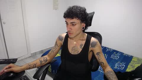 Snapshot of present_the_magic chatting on 10/27/25, 07:01 Plux online show from 10/27/25, 07:01