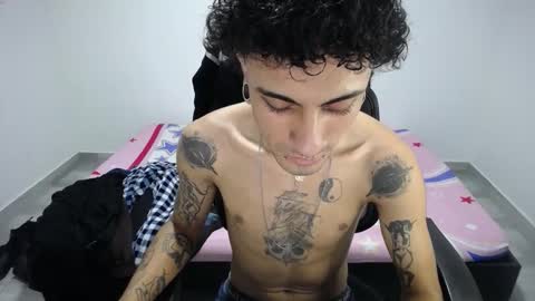 Snapshot of present_the_magic chatting on 10/30/25, 06:41 Plux online show from 10/30/25, 06:41