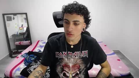 Snapshot of present_the_magic chatting on 10/31/25, 09:10 Plux online show from 10/31/25, 09:10