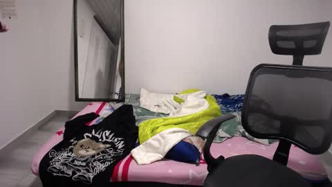 Snapshot of present_the_magic chatting on 11/02/25, 03:42 Plux online show from 11/02/25, 03:42