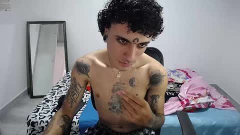 Snapshot of present_the_magic chatting on 11/05/25, 06:30 Plux online show from 11/05/25, 06:30