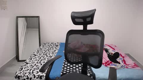 Snapshot of present_the_magic chatting on 11/06/25, 06:36 Plux online show from 11/06/25, 06:36