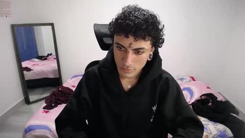 Snapshot of present_the_magic chatting on 11/07/25, 06:35 Plux online show from 11/07/25, 06:35