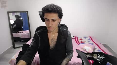 Snapshot of present_the_magic chatting on 11/10/25, 05:28 Plux online show from 11/10/25, 05:28