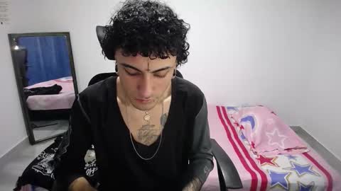 Snapshot of present_the_magic chatting on 11/11/25, 05:07 Plux online show from 11/11/25, 05:07