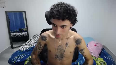 Snapshot of present_the_magic chatting on 11/15/25, 08:11 Plux online show from 11/15/25, 08:11