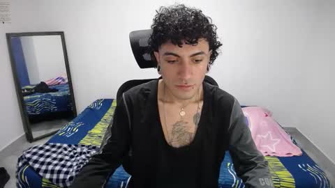 Snapshot of present_the_magic chatting on 11/17/25, 01:55 Plux online show from 11/17/25, 01:55