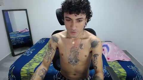 Snapshot of present_the_magic chatting on 11/17/25, 03:29 Plux online show from 11/17/25, 03:29