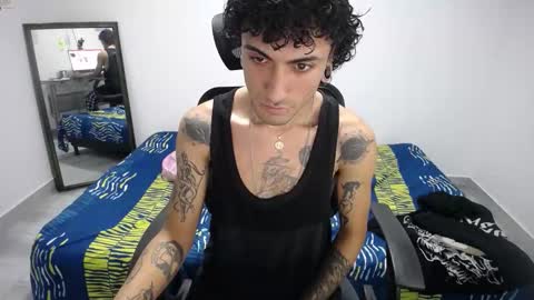 Snapshot of present_the_magic chatting on 11/18/25, 07:46 Plux online show from 11/18/25, 07:46