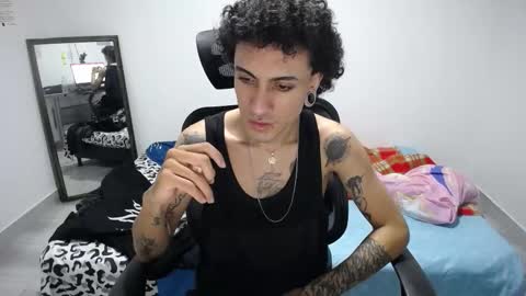 Snapshot of present_the_magic chatting on 11/21/25, 04:55 Plux online show from 11/21/25, 04:55