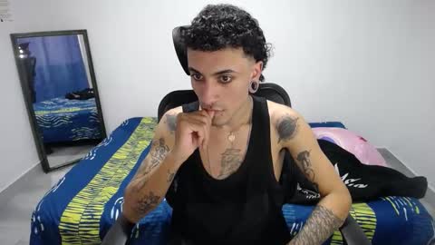 Snapshot of present_the_magic chatting on 11/21/25, 09:02 Plux online show from 11/21/25, 09:02