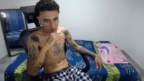 Snapshot of present_the_magic chatting on 11/22/25, 05:56 Plux online show from 11/22/25, 05:56