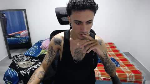 Snapshot of present_the_magic chatting on 11/23/25, 07:08 Plux online show from 11/23/25, 07:08