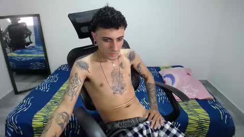 Snapshot of present_the_magic chatting on 11/25/25, 04:40 Plux online show from 11/25/25, 04:40