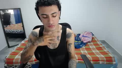 Snapshot of present_the_magic chatting on 11/26/25, 06:31 Plux online show from 11/26/25, 06:31