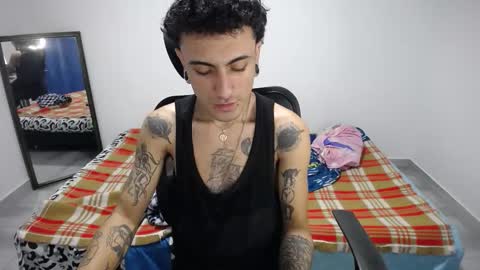 Snapshot of present_the_magic chatting on 11/27/25, 08:16 Plux online show from 11/27/25, 08:16