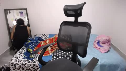 Snapshot of present_the_magic chatting on 11/30/25, 06:12 Plux online show from 11/30/25, 06:12