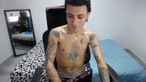 Snapshot of present_the_magic chatting on 12/03/25, 06:39 Plux online show from 12/03/25, 06:39