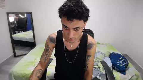 Snapshot of present_the_magic chatting on 12/16/25, 06:40 Plux online show from 12/16/25, 06:40