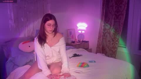 Snapshot of pretty_in_p1nk chatting on 12/12/24, 03:43 Sophie online show from 12/12/24, 03:43