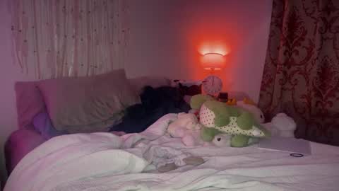 Snapshot of pretty_in_p1nk chatting on 01/29/25, 03:44 Sophie online show from 01/29/25, 03:44