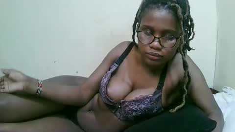 Snapshot of pretty_mellan chatting on 02/19/25, 02:12 pretty_mellan online show from 02/19/25, 02:12