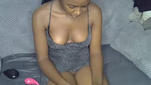 Snapshot of pretty_petite24 chatting on 06/17/26, 06:42 pretty_petite24 online show from 06/17/26, 06:42