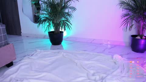 pretty_pettite online show from 12/14/24, 10:07